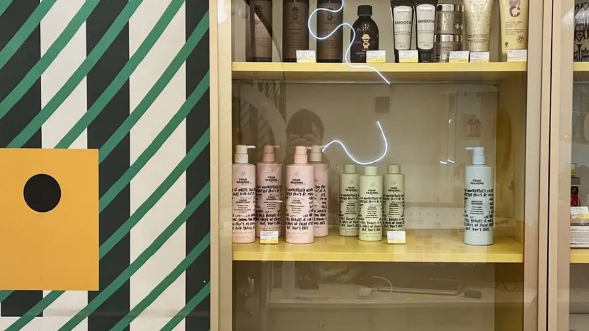 Estanterías de productos cosméticos