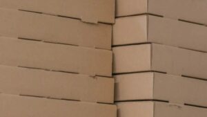 Pila de cajas de cartón