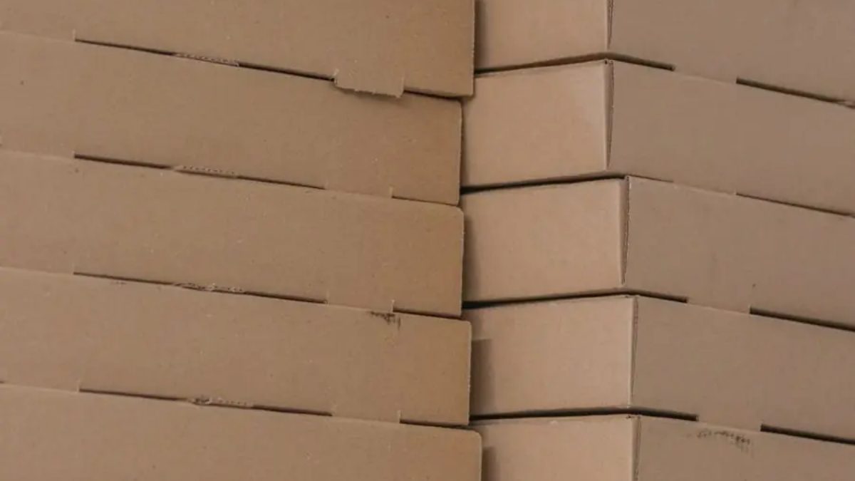 Pila de cajas de cartón