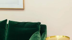 Butaca de terciopelo verde en un salón