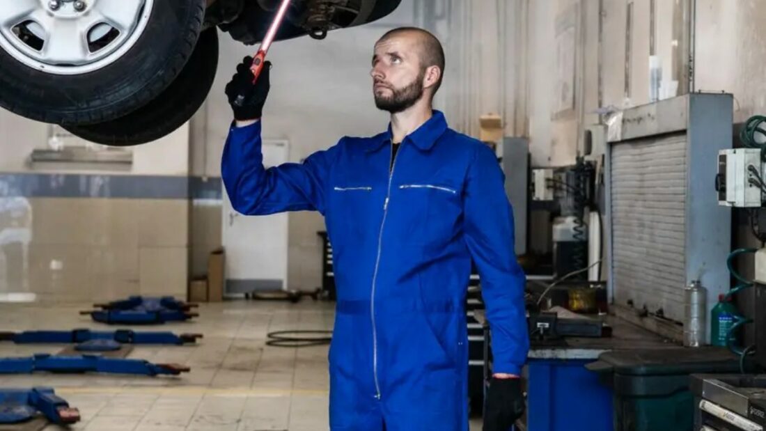 Mecánico trabajando en un taller de coches