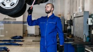 Mecánico trabajando en un taller de coches