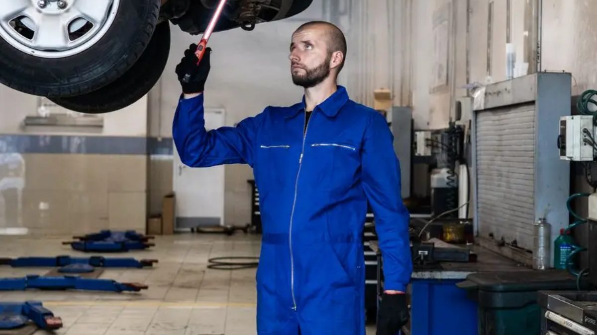 Mecánico trabajando en un taller de coches