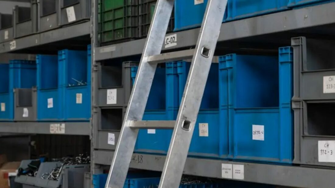Estanterías de un almacén de suministros industriales