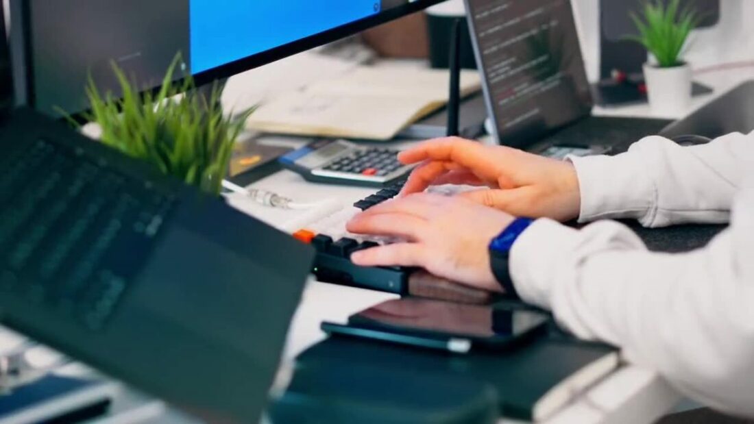 Persona trabajando en el diseño de una web