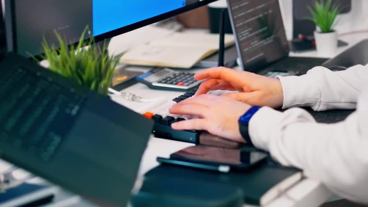 Persona trabajando en el diseño de una web