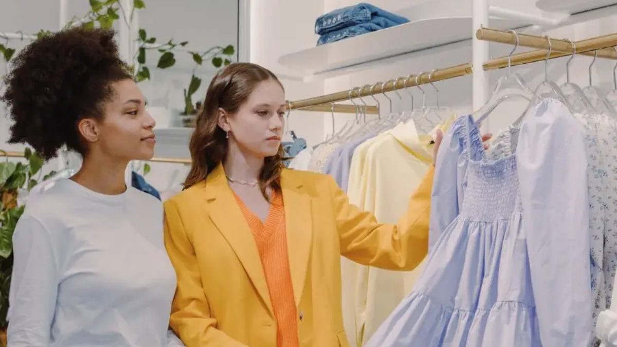 Dos mujeres eligiendo ropa en una tienda de moda