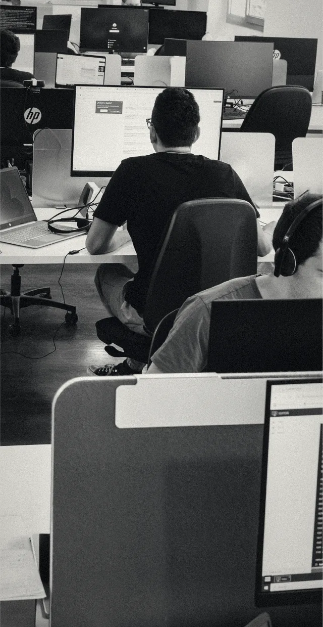 Equipo de Trilogi trabajando en la oficina de Igualada