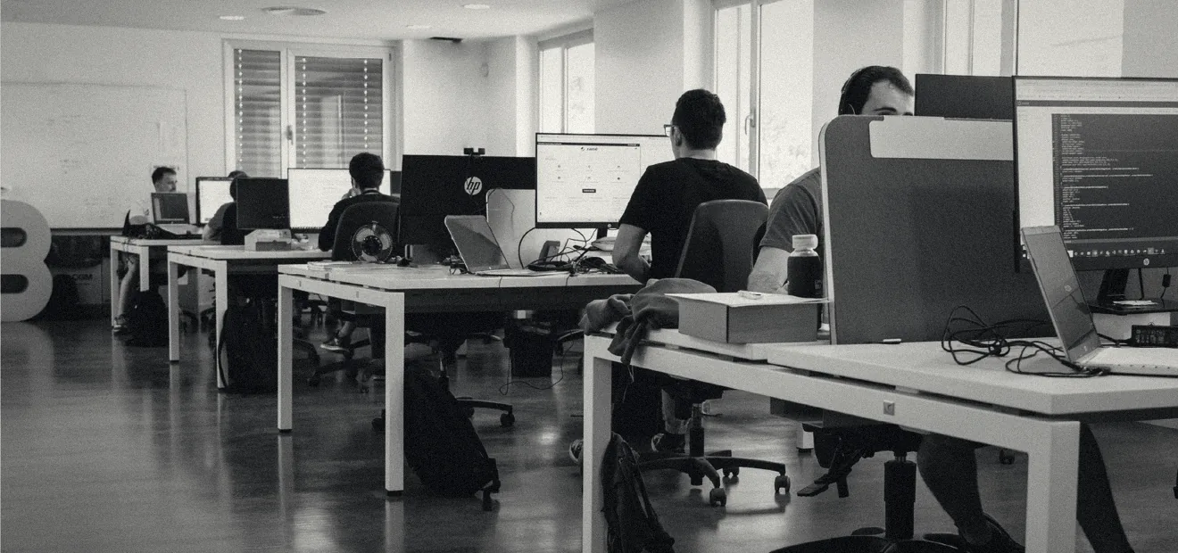 Mesas de trabajo del equipo de Trilogi